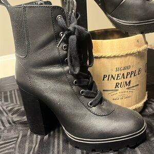 Black leather boot . 3 inch stacked heel . Steve Madden .